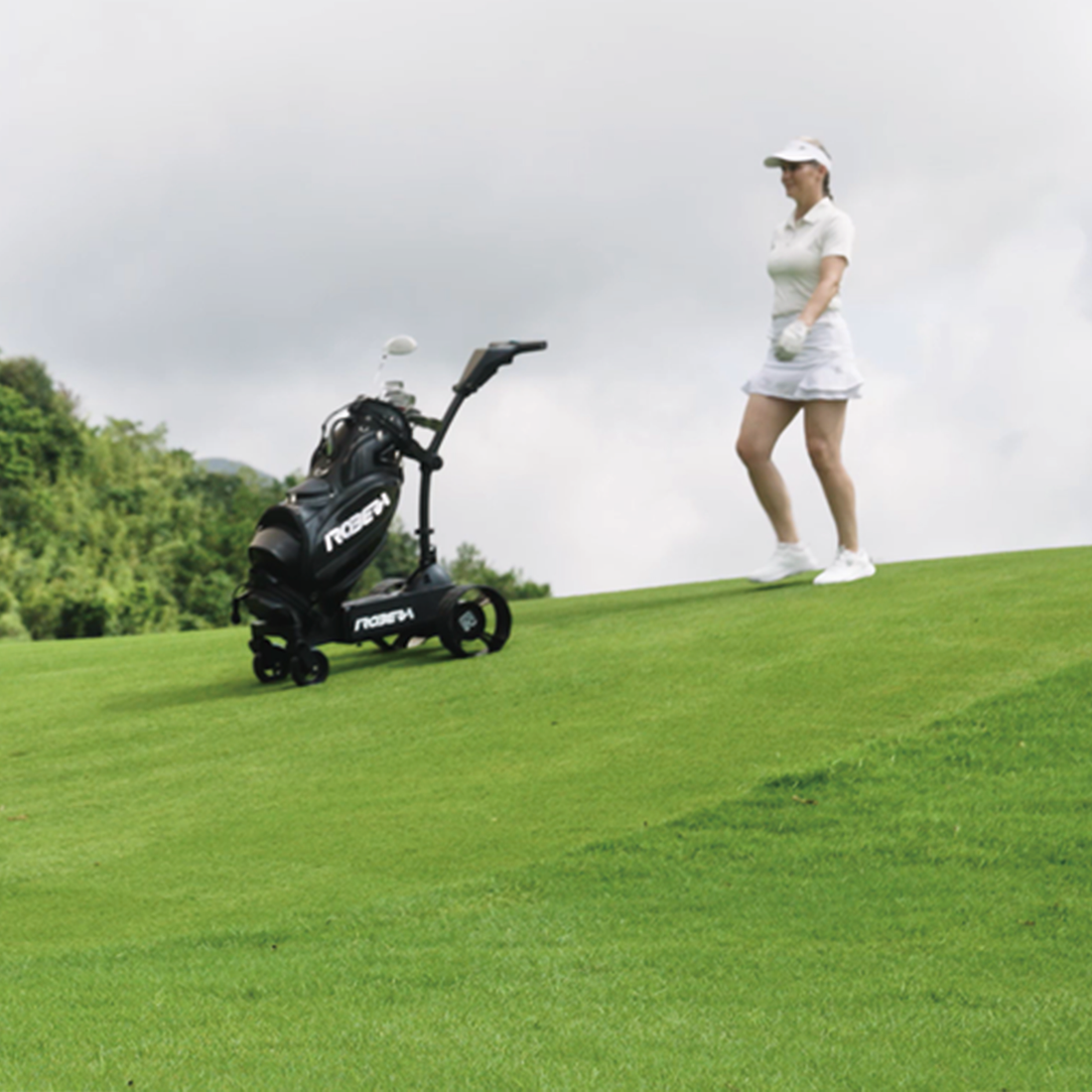 Robera Pro marching mode shows the buggy driving in front a golfer downhill whilst maintaining a constant speed